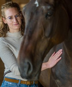 Kelemen Zsófia állatorvos
Szépalma Ménesbirtok mentett lovak, lómenhely, istálló ló gondozás 
Porva, Szépalmapuszta
20240605
fotó: Németh András Péter NAP Szabad Föld